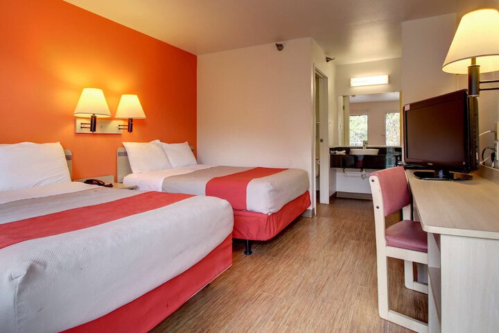 2 Double Beds (17 of 21)