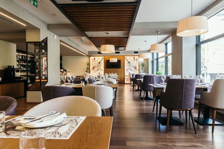 Dining 54 of 65