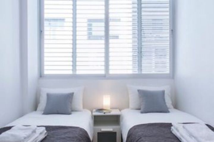 Room 8 of 16