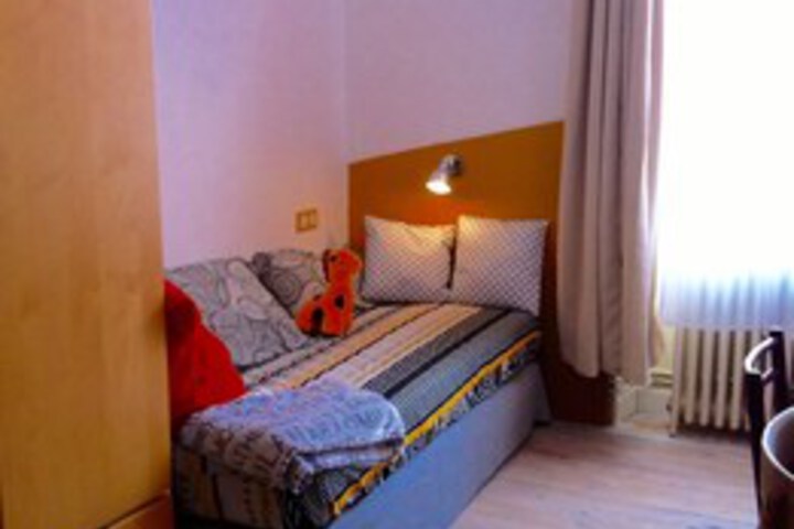 Room 9 of 27