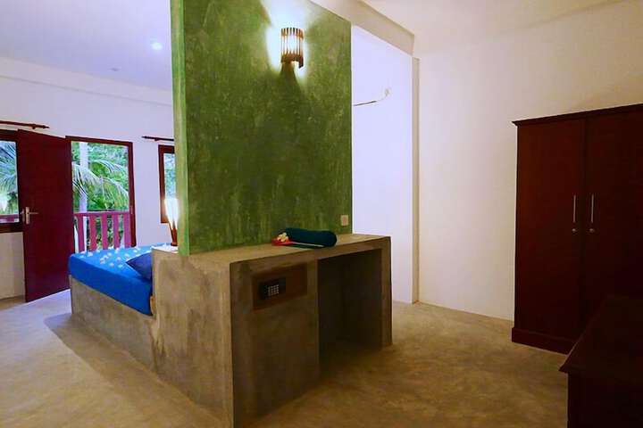 Room 8 of 18