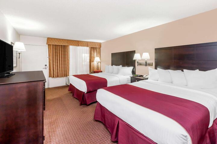 2 Queen Beds (8 of 11)