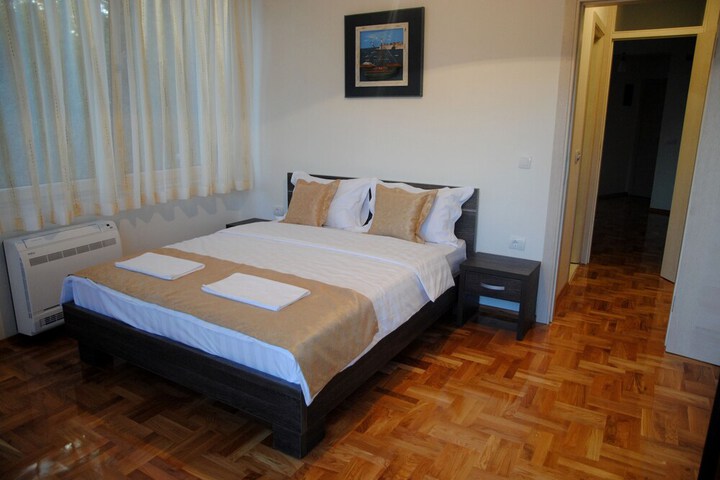 Room 10 of 80