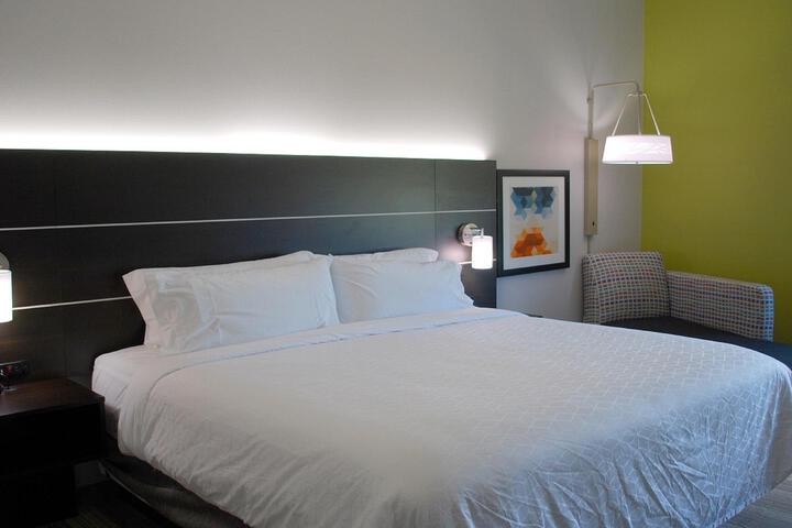 1 King Bed (2 of 11)