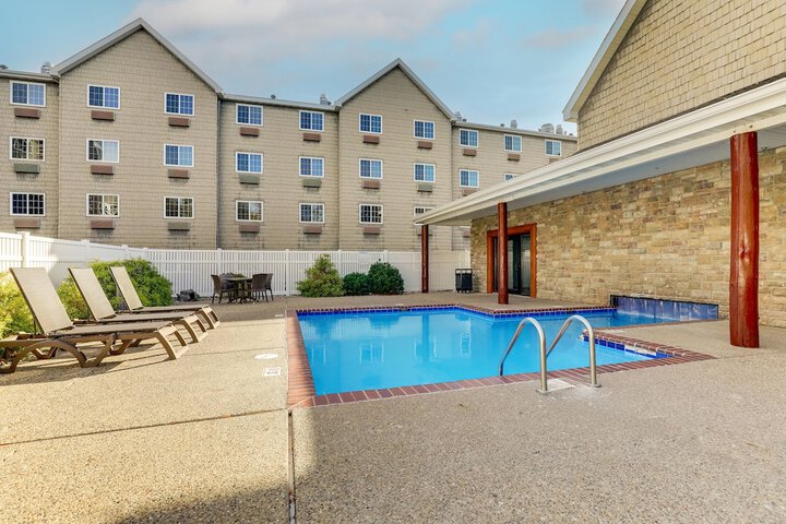 Indoor/outdoor pool