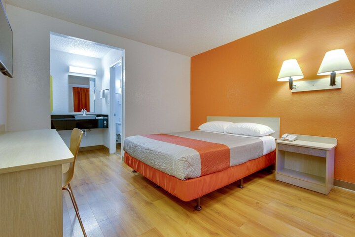 Room 4 of 32