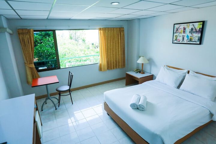 Room 9 of 33