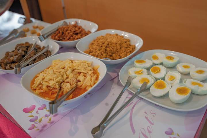 Breakfast/Coffee Service 201 of 263