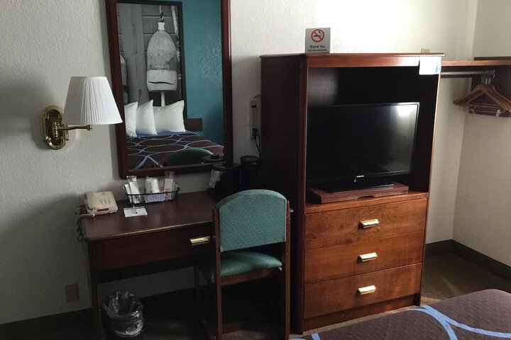1 King Bed (2 of 14)