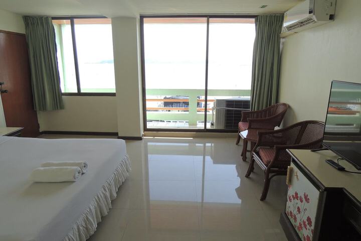 Room 10 of 37
