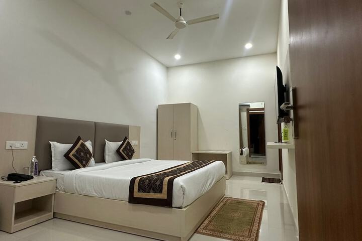 Room 4 of 12