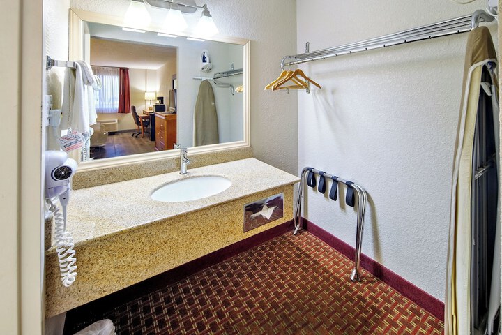 2 Queen Beds (12 of 16)