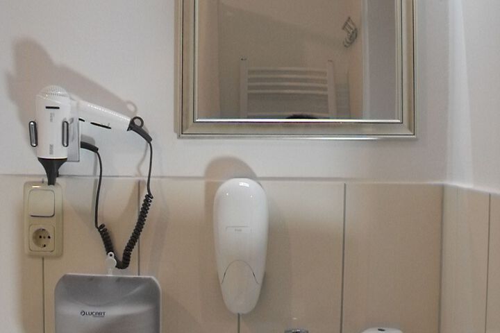 Room 4 of 66
