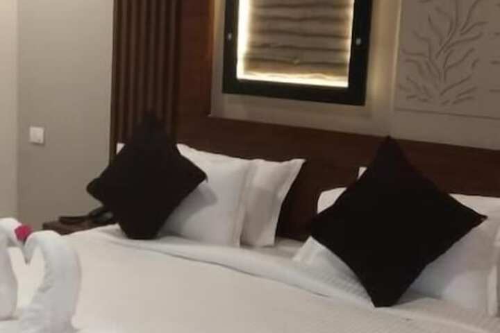 Room 4 of 13