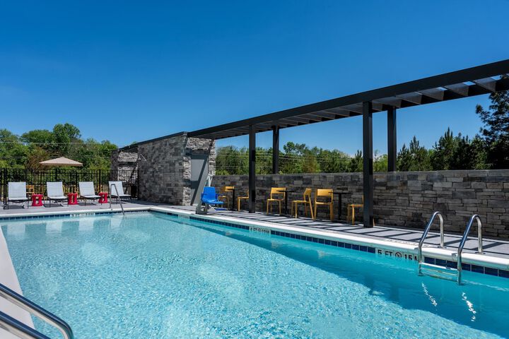 Swimming pool at Home2 Suites by Hilton Macon I 475
