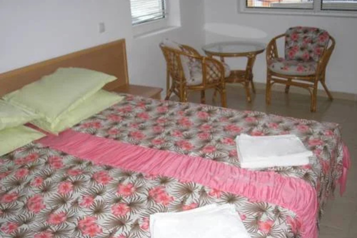 Room 6 of 16
