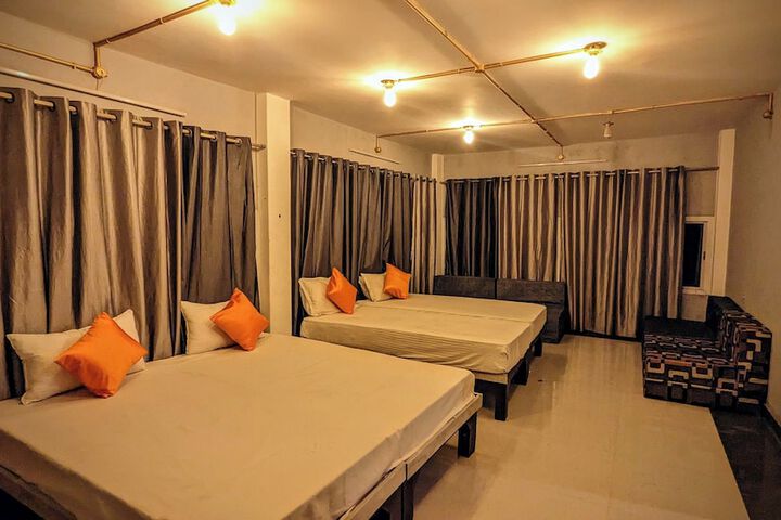 Room 10 of 13