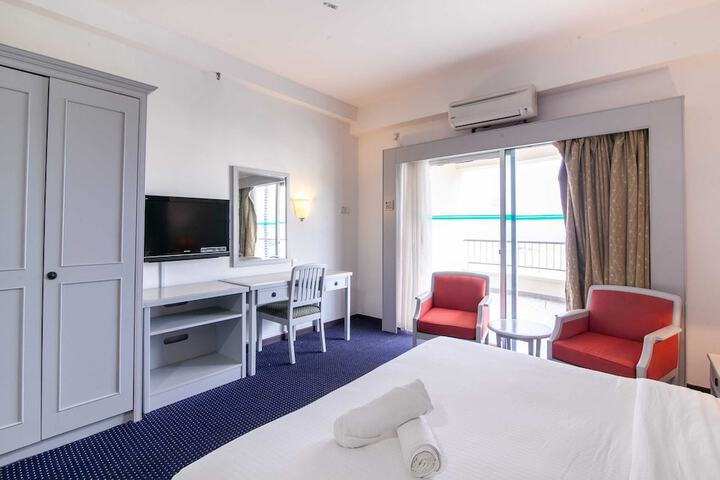 Room 95 of 650
