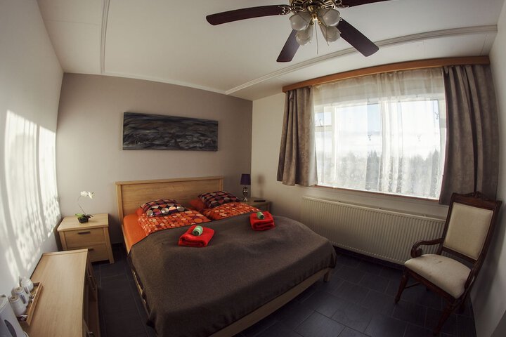 Room 6 of 12