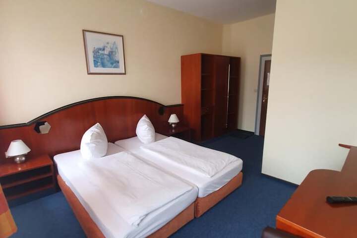Room 6 of 34