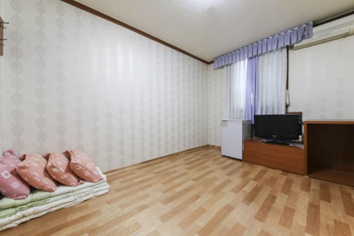 Room 10 of 29