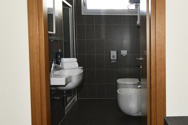 Room 33 of 102