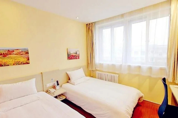 Room 5 of 8
