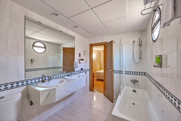 Room 33 of 46