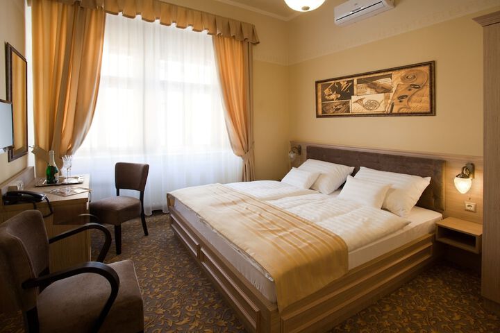 Room 9 of 27