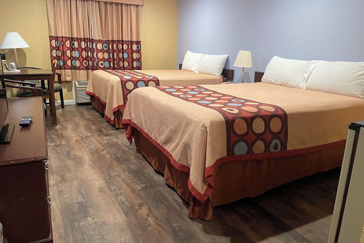 1 Queen Bed Mobility Accessible (1 of 11)