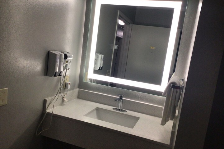 Standard Room, King or Two Doubles (3 of 6)