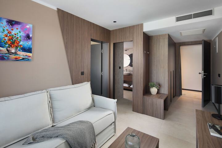 Room 13 of 42