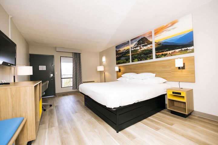 Modern Kingbed (10 of 19)