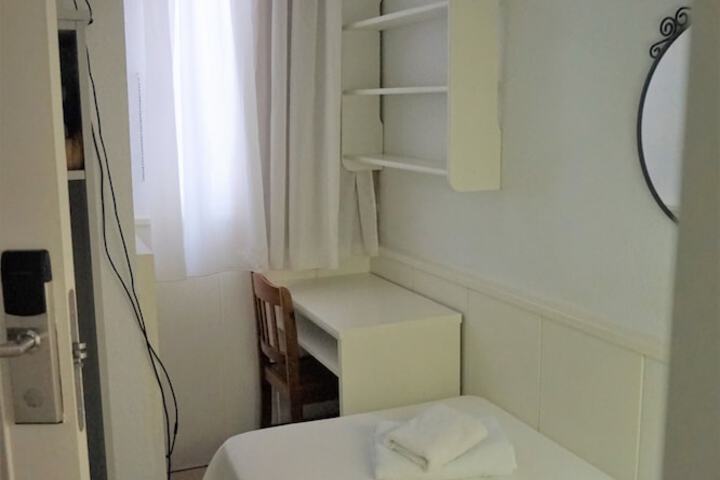 Room 19 of 39