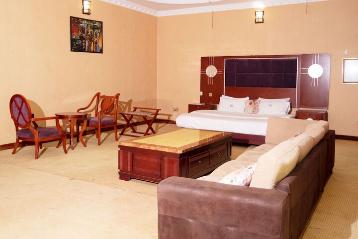 Room 5 of 16