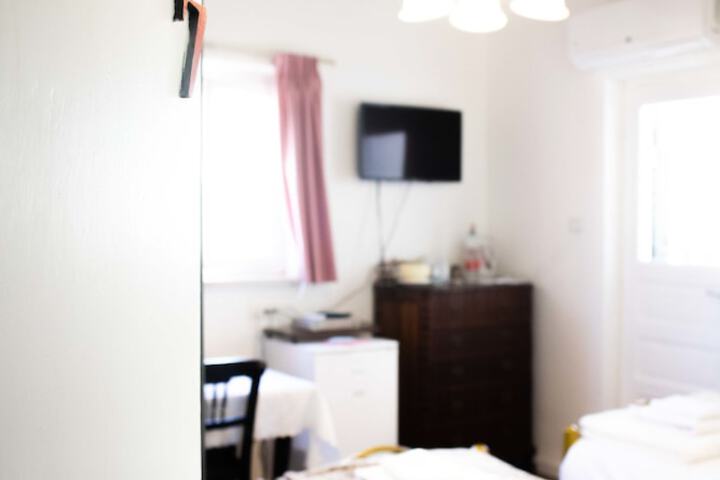 Room 5 of 166
