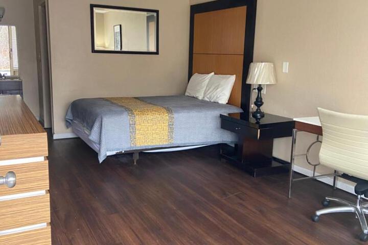 1 Queen Bed (15 of 19)