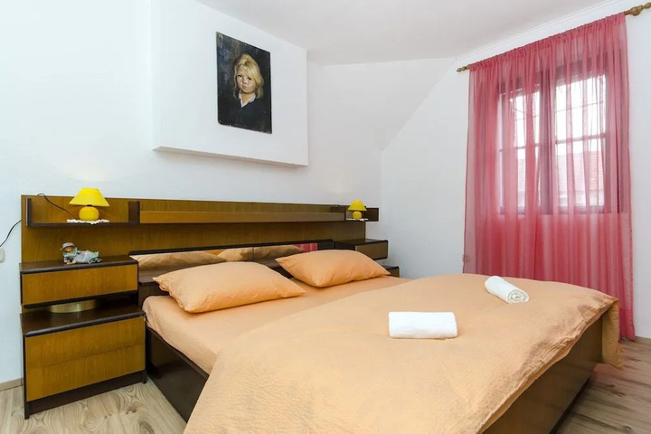 Room 5 of 18