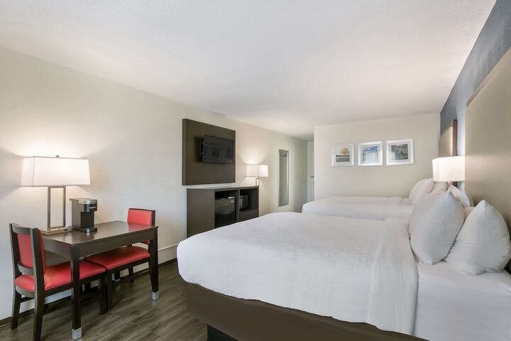 1 Queen Bed Accessible (6 of 11)