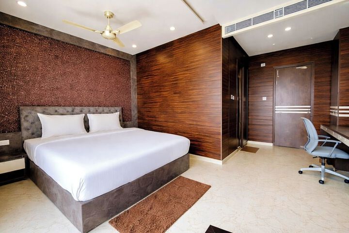 Room 5 of 10