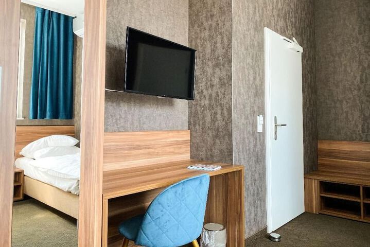 Room 5 of 19