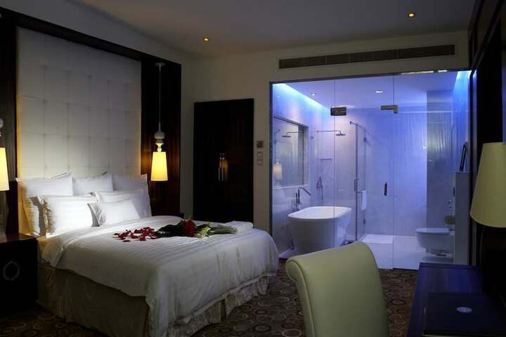 Room 4 of 18