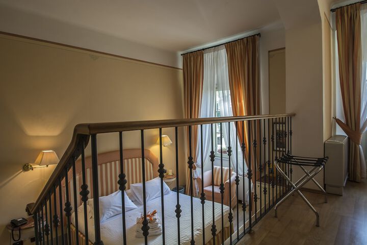 Room 9 of 50