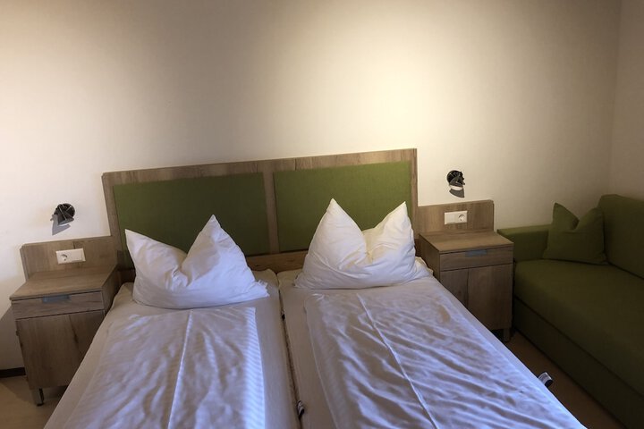 Room 7 of 33