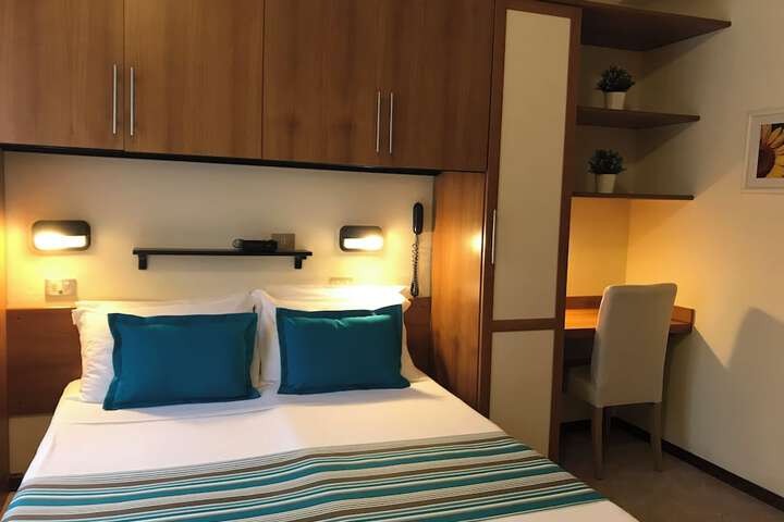 Room 21 of 102
