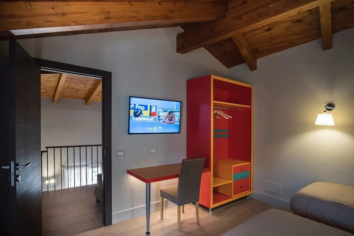 Room 3 of 10