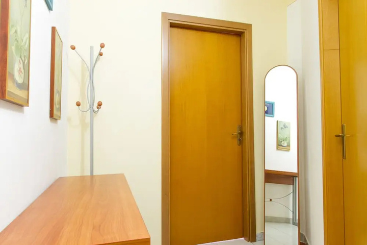 Room 5 of 11