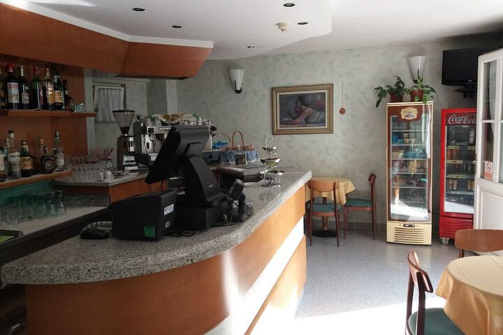 Lounge 16 of 23