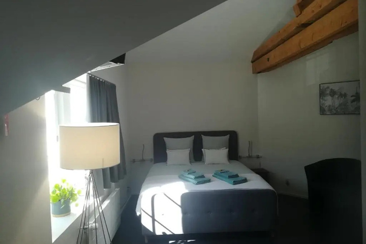 Room 5 of 16