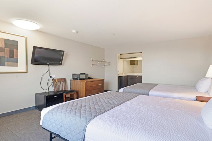 1 Queen Bed (1 of 16)